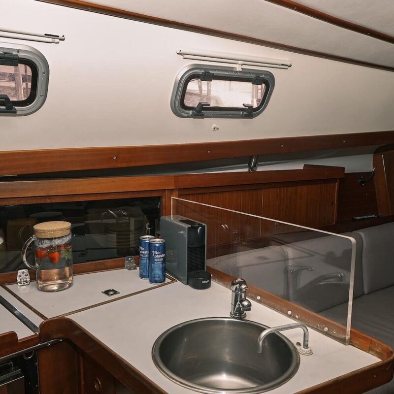 cocina-comedor-velero-lamuravela-saudade-sailing-club