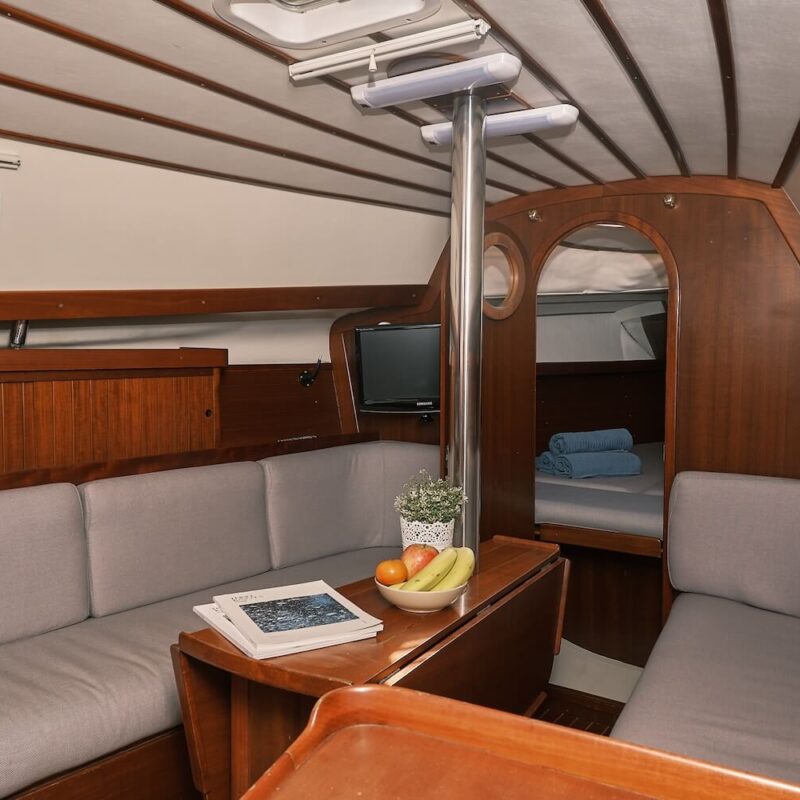 espacio-interior-velero-lamuravela-saudade-sailing-club